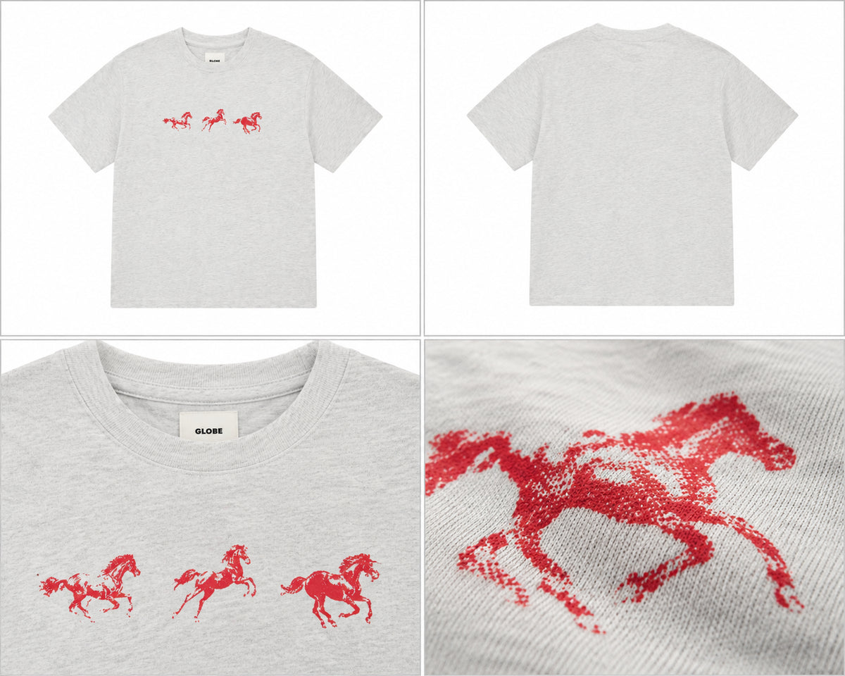 Lysegrå T-shirt med røde heste